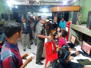  Satpol PP Tutup Paksa Warnet di Tualang